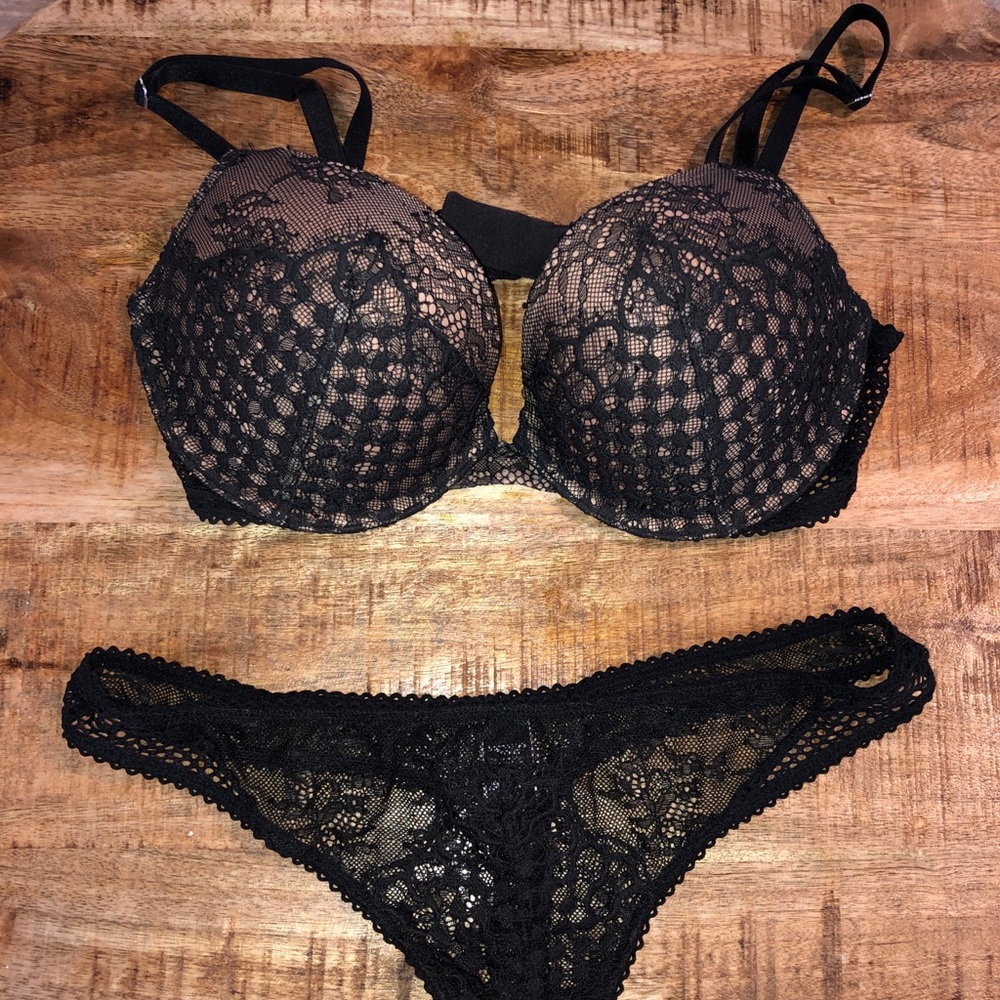 LIKE NEW VS PUSH UP AND THONG SET
